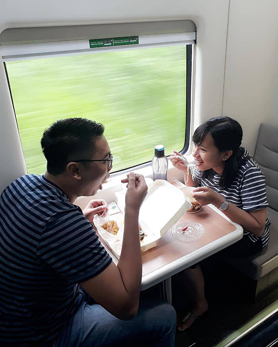 Ilustrasi makan di kereta api (instagram.com/keretaapikita)