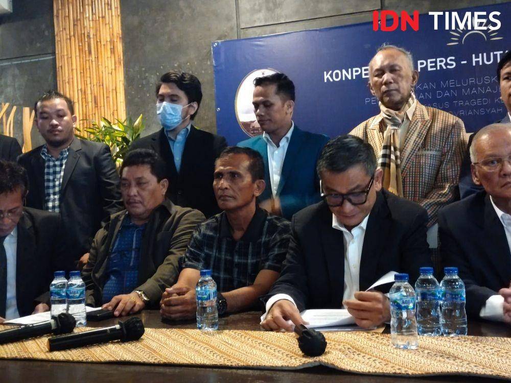 Ayah Brigadir J, Samuel Hutabarat (baju kotak-kotak lengan pendek) (IDN Times/Ilman Nafian)