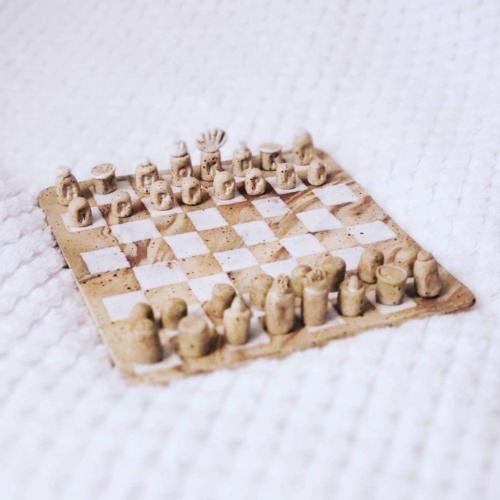 catur dari clay (instagram.com/alyssamakesthings)