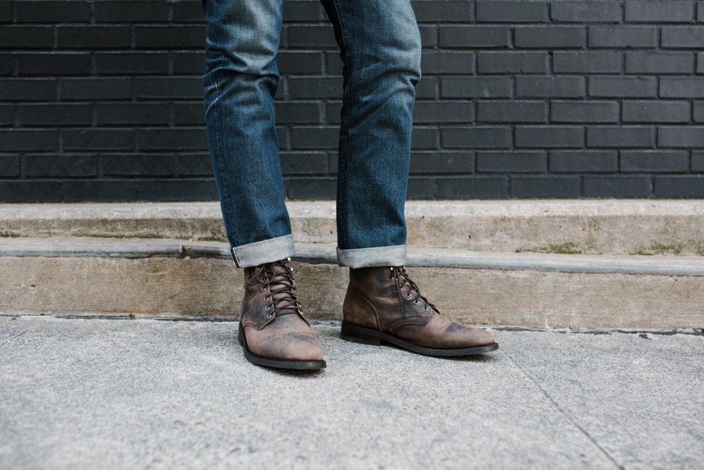5 Tips Memilih Celana Jeans Pria Sesuai Bentuk Tubuh, Catat!