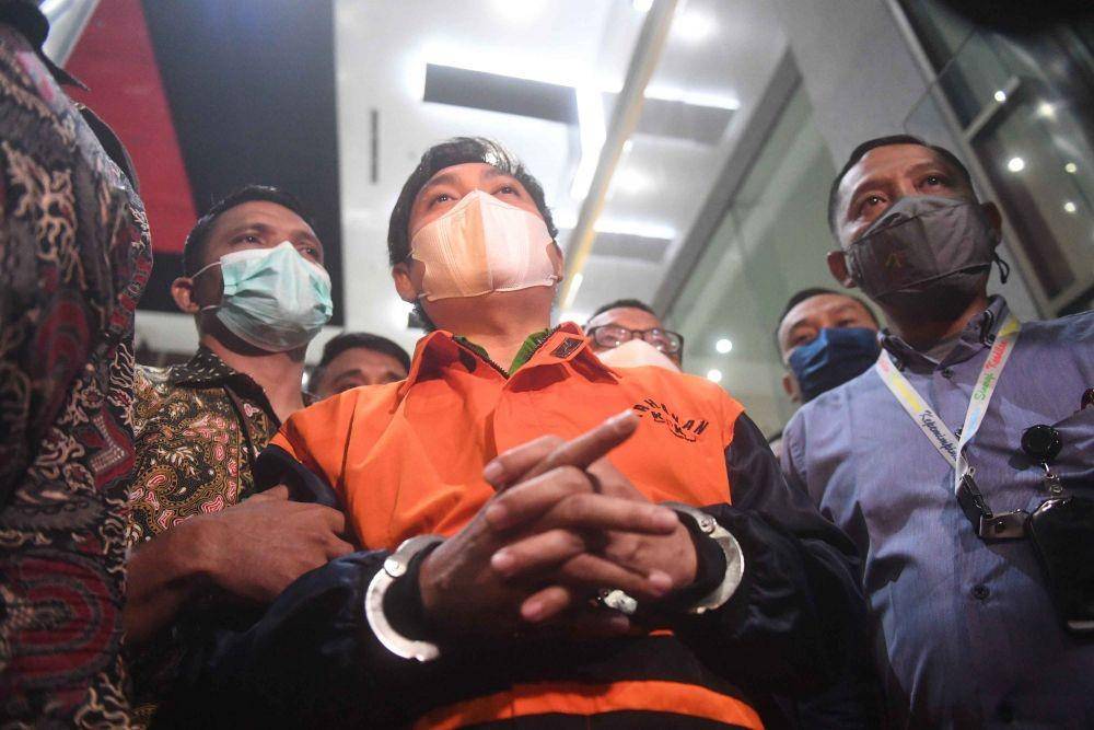 Tersangka kasus dugaan suap izin usaha pertambangan di Tanah Bumbu Mardani H Maming (tengah) mengenakan rompi tahanan usai menjalani pemeriksaan di gedung KPK, Jakarta, Kamis (28/7/2022). (ANTARA FOTO/Akbar Nugroho Gumay)