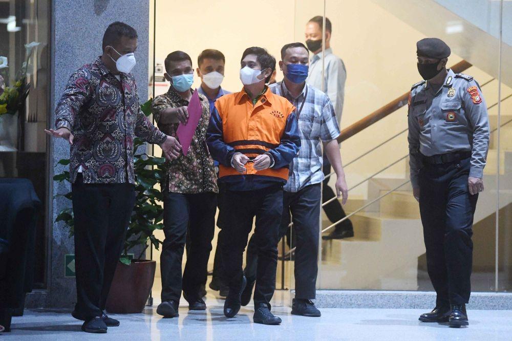 Tersangka kasus dugaan suap izin usaha pertambangan di Tanah Bumbu Mardani H Maming (tengah) mengenakan rompi tahanan usai menjalani pemeriksaan di gedung KPK, Jakarta, Kamis (28/7/2022). (ANTARA FOTO/Akbar Nugroho Gumay)