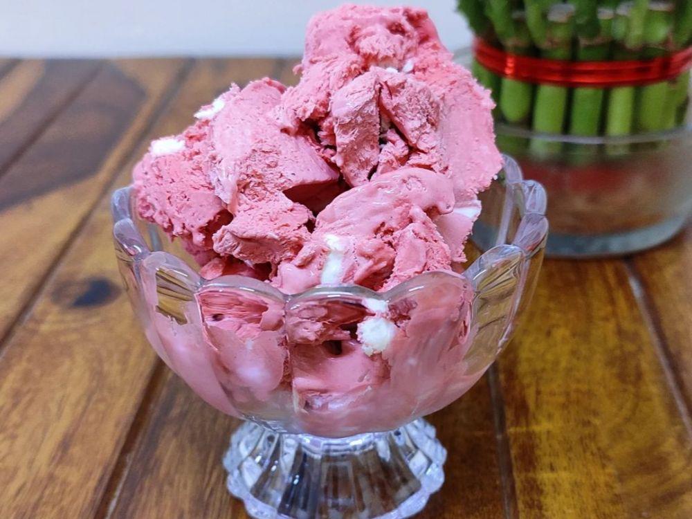 Resep Es Krim Red Velvet Homemade yang Lembut, Gampang Buatnya!