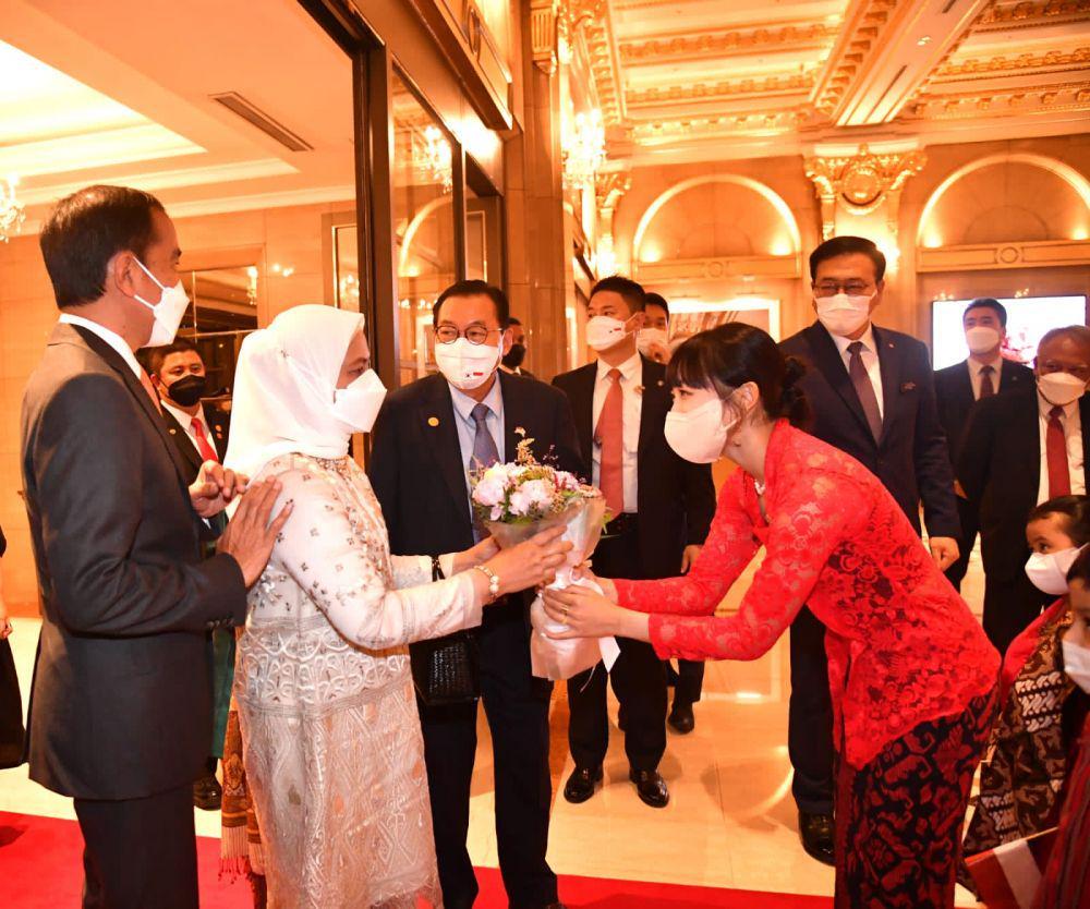 10 Potret Dita Karang Sambut Jokowi dan Iriana di Seoul, Ayu Tenan!