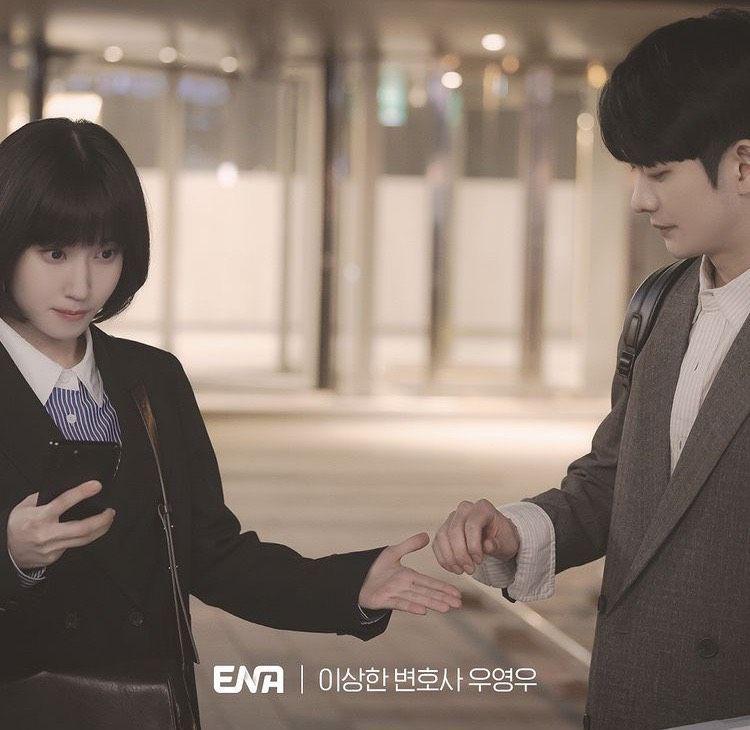 10 Potret Romantis Lee Junho di KDrama Extraordinary Attorney Woo