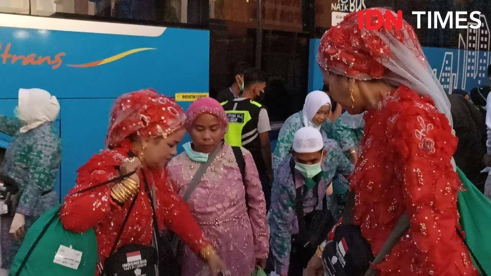 Dandanan jemaah haji perempuan di Debarkasi Makassar saat tiba di Asrama Haji Sudiang Makassar, Kamis (28/7/2022). Dahrul Amri/IDN Times Sulsel