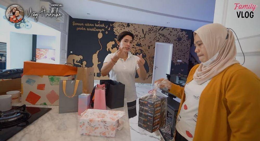 Ussy Sulistiawaty buka kado ulang tahun. (youtube.com/Ussy Andhika Official)