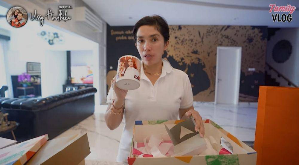 Ussy Sulistiawaty buka kado ulang tahun. (youtube.com/Ussy Andhika Official)