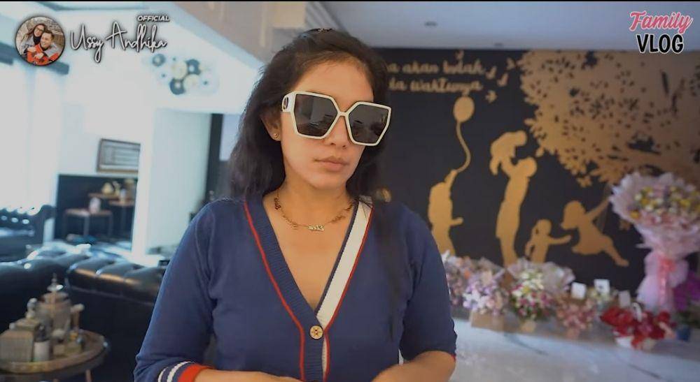 Ussy Sulistiawaty buka kado ulang tahun. (youtube.com/Ussy Andhika Official)