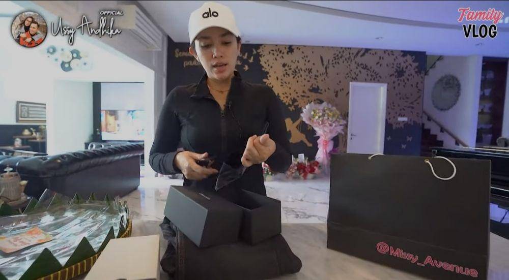 Ussy Sulistiawaty buka kado ulang tahun. (youtube.com/Ussy Andhika Official)