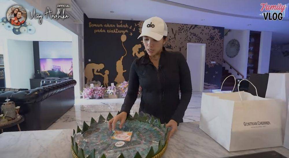 Ussy Sulistiawaty buka kado ulang tahun. (youtube.com/Ussy Andhika Official)