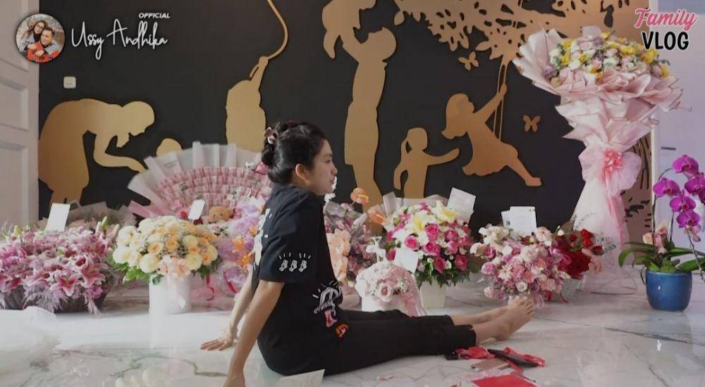 Ussy Sulistiawaty buka kado ulang tahun. (youtube.com/Ussy Andhika Official)