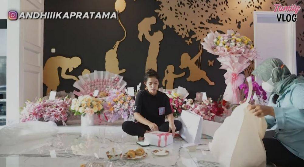 Ussy Sulistiawaty buka kado ulang tahun. (youtube.com/Ussy Andhika Official)
