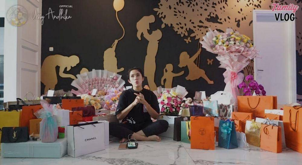 Ussy Sulistiawaty buka kado ulang tahun. (youtube.com/Ussy Andhika Official)