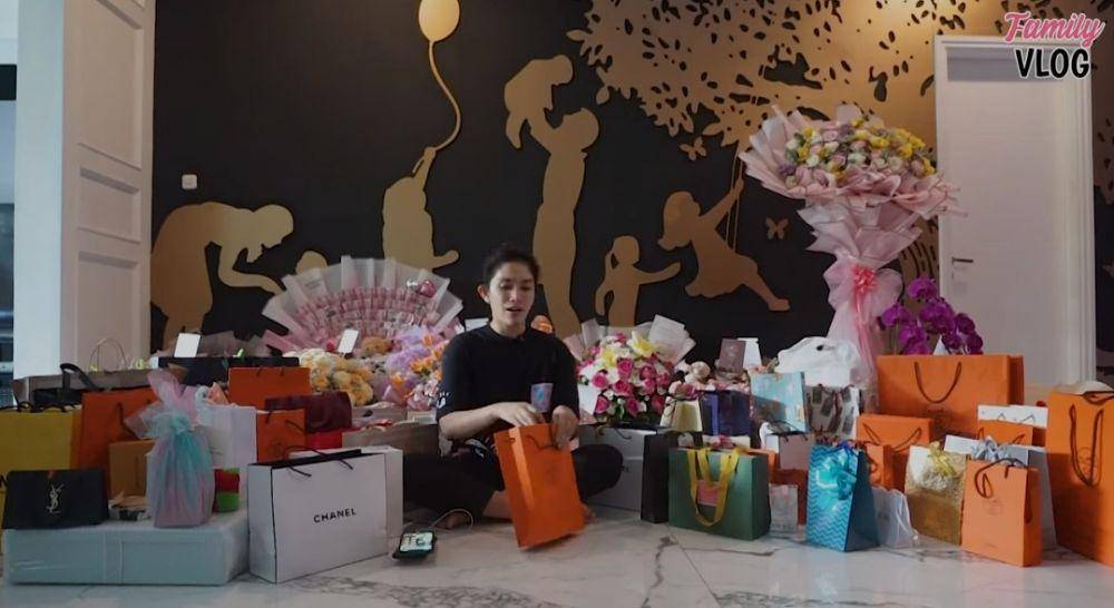 Ussy Sulistiawaty buka kado ulang tahun. (youtube.com/Ussy Andhika Official)