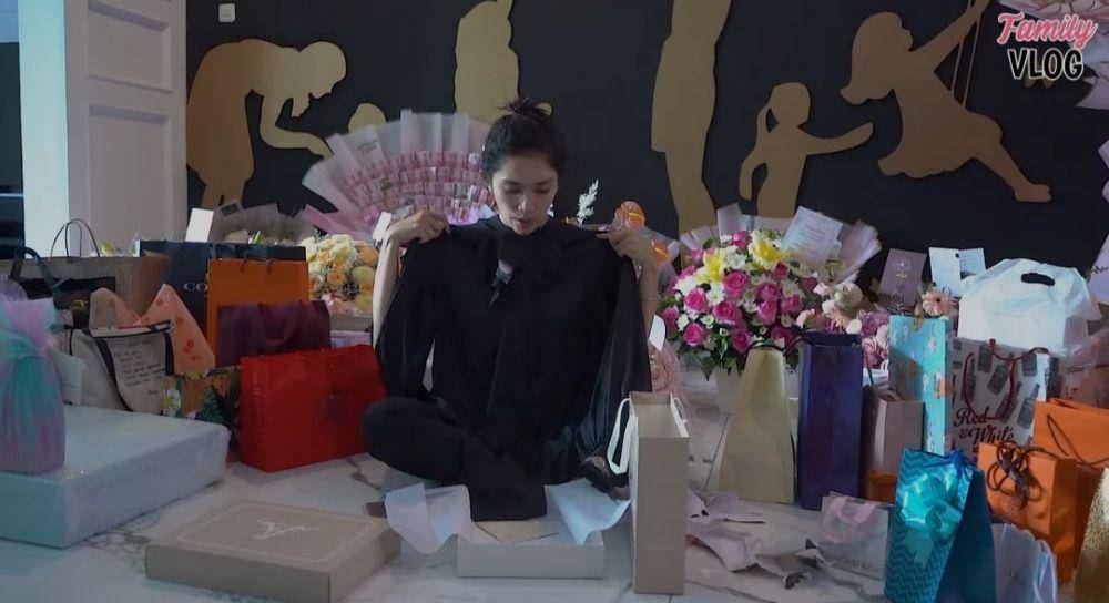 Ussy Sulistiawaty buka kado ulang tahun. (youtube.com/Ussy Andhika Official)