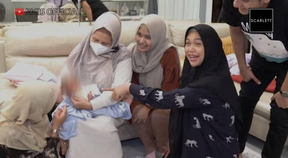 Keluarga Teuku Ryan bertemu Baby R. (youtube.com/Ricis Official)