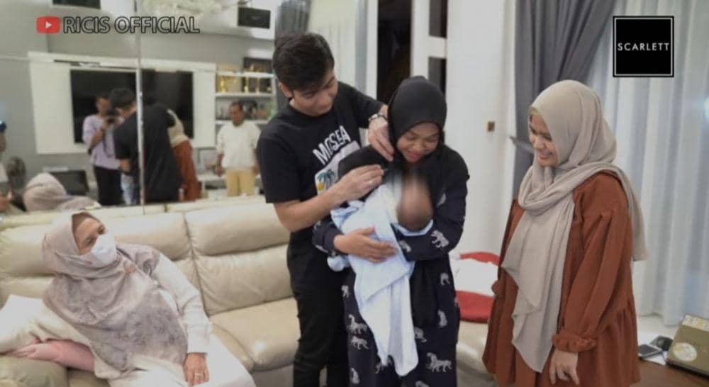 Keluarga Teuku Ryan bertemu Baby R. (youtube.com/Ricis Official)