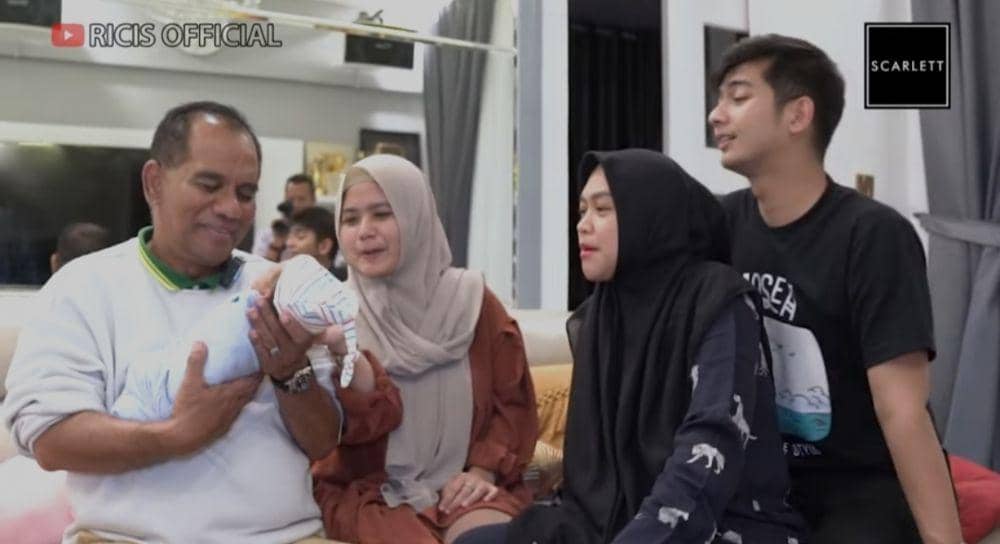 Keluarga Teuku Ryan bertemu Baby R. (youtube.com/Ricis Official)