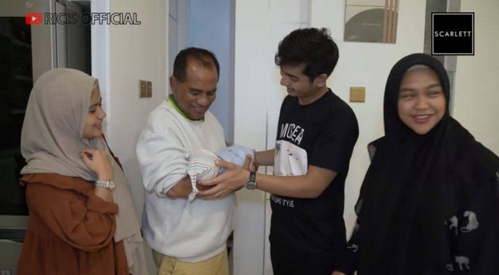 Keluarga Teuku Ryan bertemu Baby R. (youtube.com/Ricis Official)