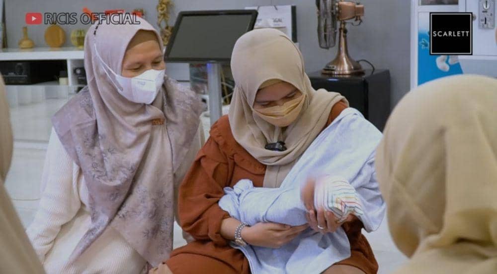Keluarga Teuku Ryan bertemu Baby R. (youtube.com/Ricis Official)