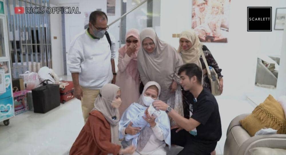 10 Potret Orangtua Teuku Ryan Bertemu Baby R, Jadi Cucu Pertama!