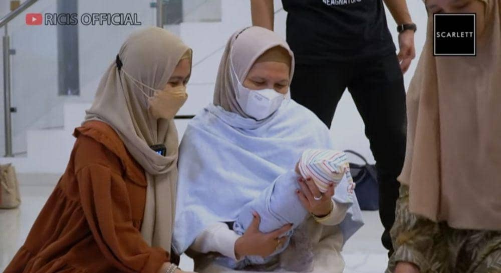 Keluarga Teuku Ryan bertemu Baby R. (youtube.com/Ricis Official)