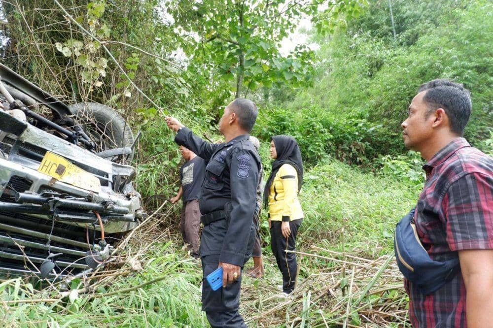 Truk Barang Terjun ke Jurang Gunung Seulawah, Sopir Tewas