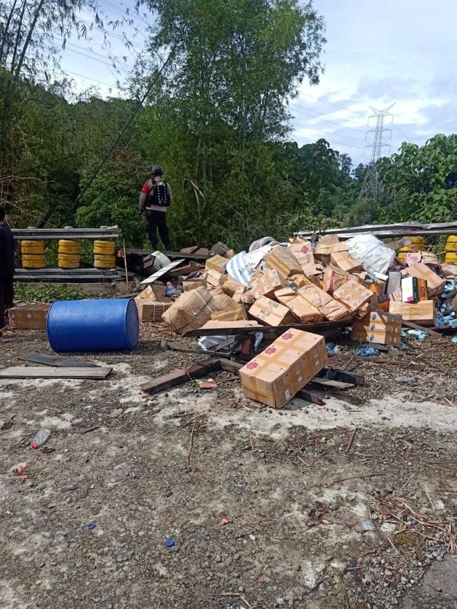 Truk barang terjun ke jurang sedalam tujuh meter di Kabupaten Aceh Besar. (Dokumentasi Humas Polres Aceh Besar untuk IDN Times)