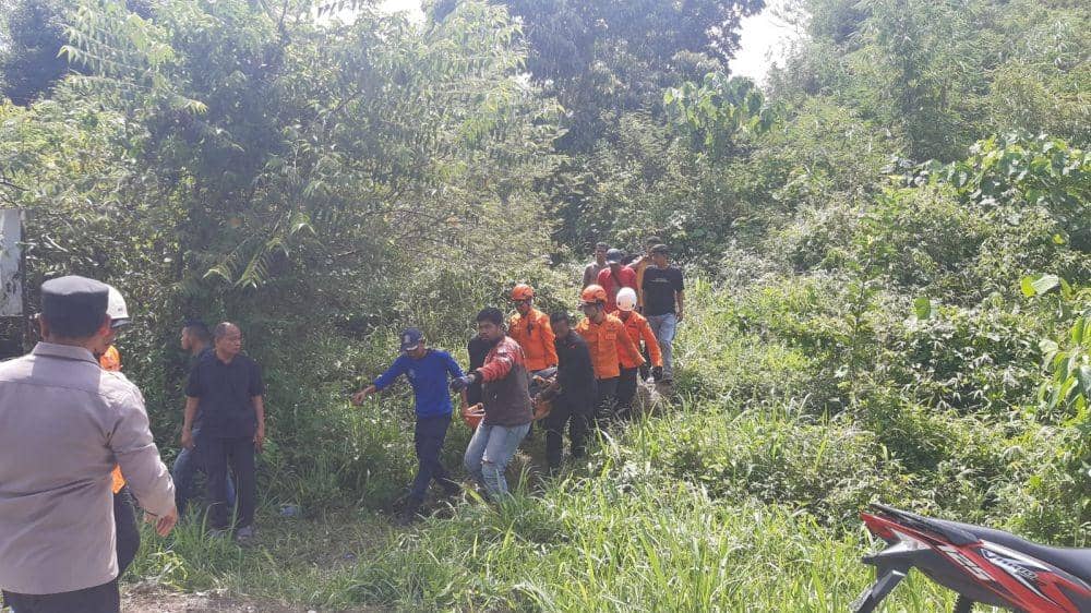 Truk barang terjun ke jurang sedalam tujuh meter di Kabupaten Aceh Besar. (Dokumentasi Kantor Basarnas Banda Aceh untuk IDN Times)