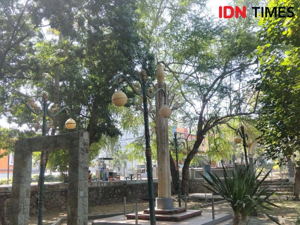 Foto lampu hias yang tidak berfungsi di Taman Ria. (IDN Times/Juliadin)