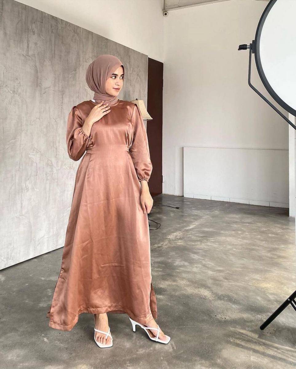 inspirasi outfit hijab untuk kondangan yang mudah ditiru (instagram.com/aishaibrahimmm)