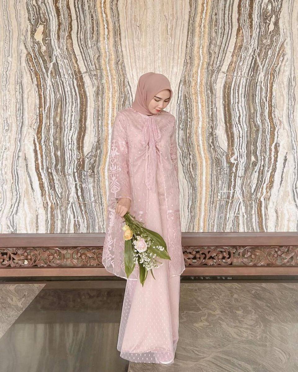 inspirasi outfit hijab untuk kondangan yang mudah ditiru (instagram.com/azizahlimi)