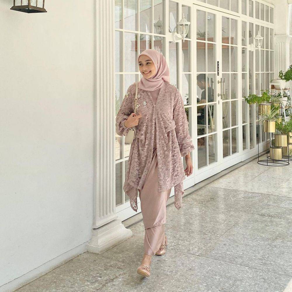 inspirasi outfit hijab untuk kondangan yang mudah ditiru (instagram.com/ravalsaa)