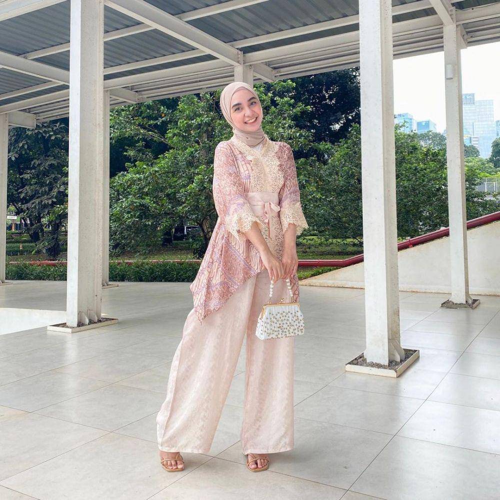 inspirasi outfit hijab untuk kondangan yang mudah ditiru (instagram.com/intnwdp)
