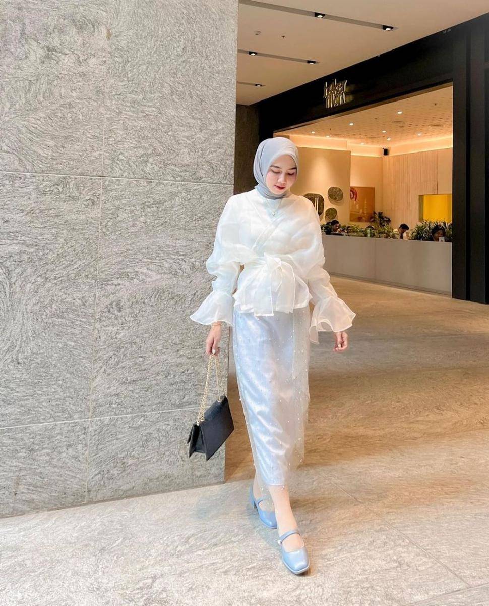 inspirasi outfit hijab untuk kondangan yang mudah ditiru (instagram.com/azizahlimi)