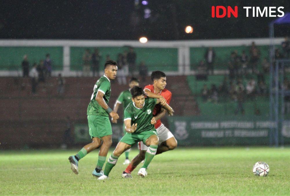 Duel PSMS vs Karo United di Stadion Teladan pada Turnamen Edy Rahmayadi Cup (IDN Times/Doni Hermawan)