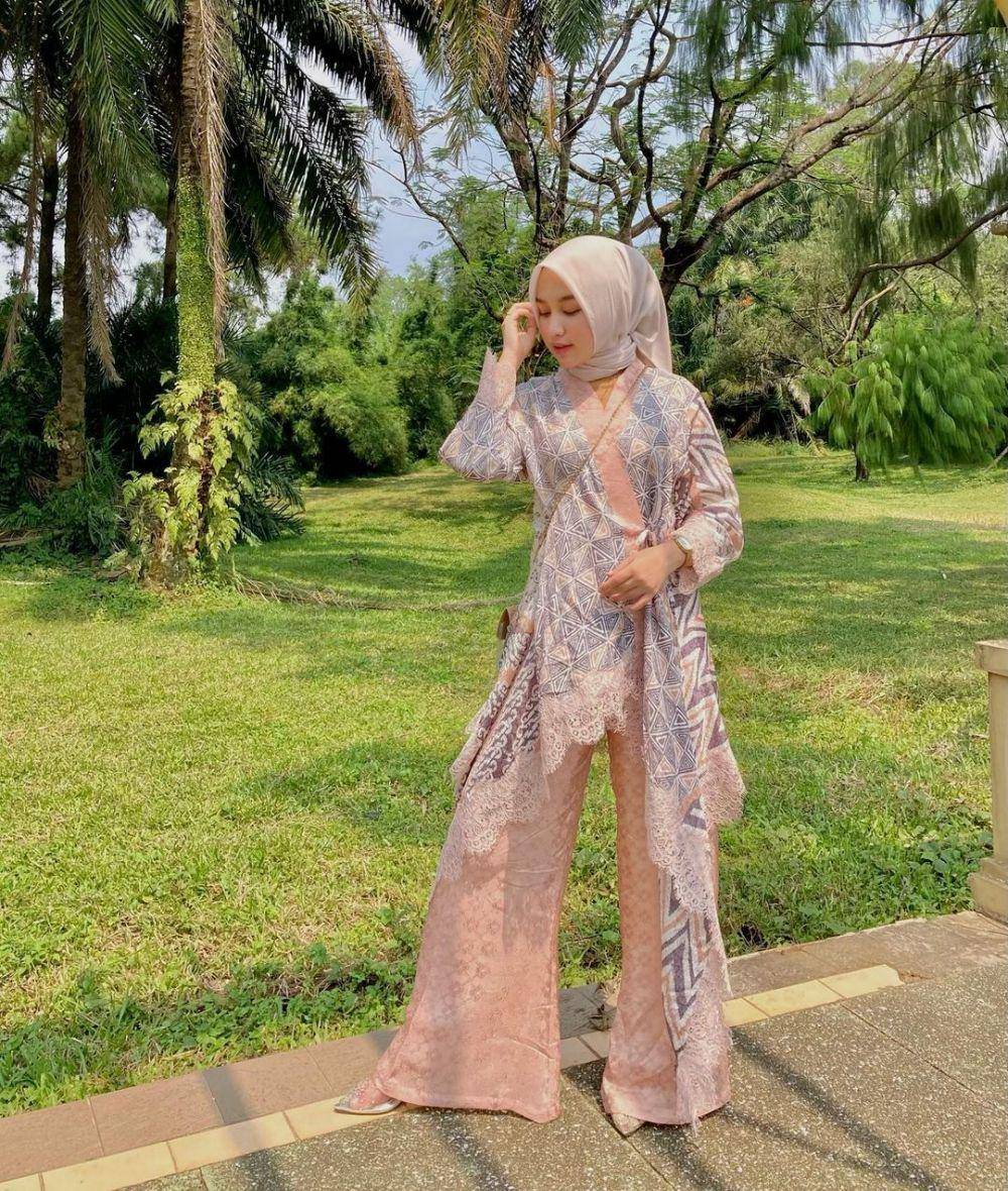 outfit kondangan dengan celana kulot yang mudah disontek (instagram.com/amirathallya)