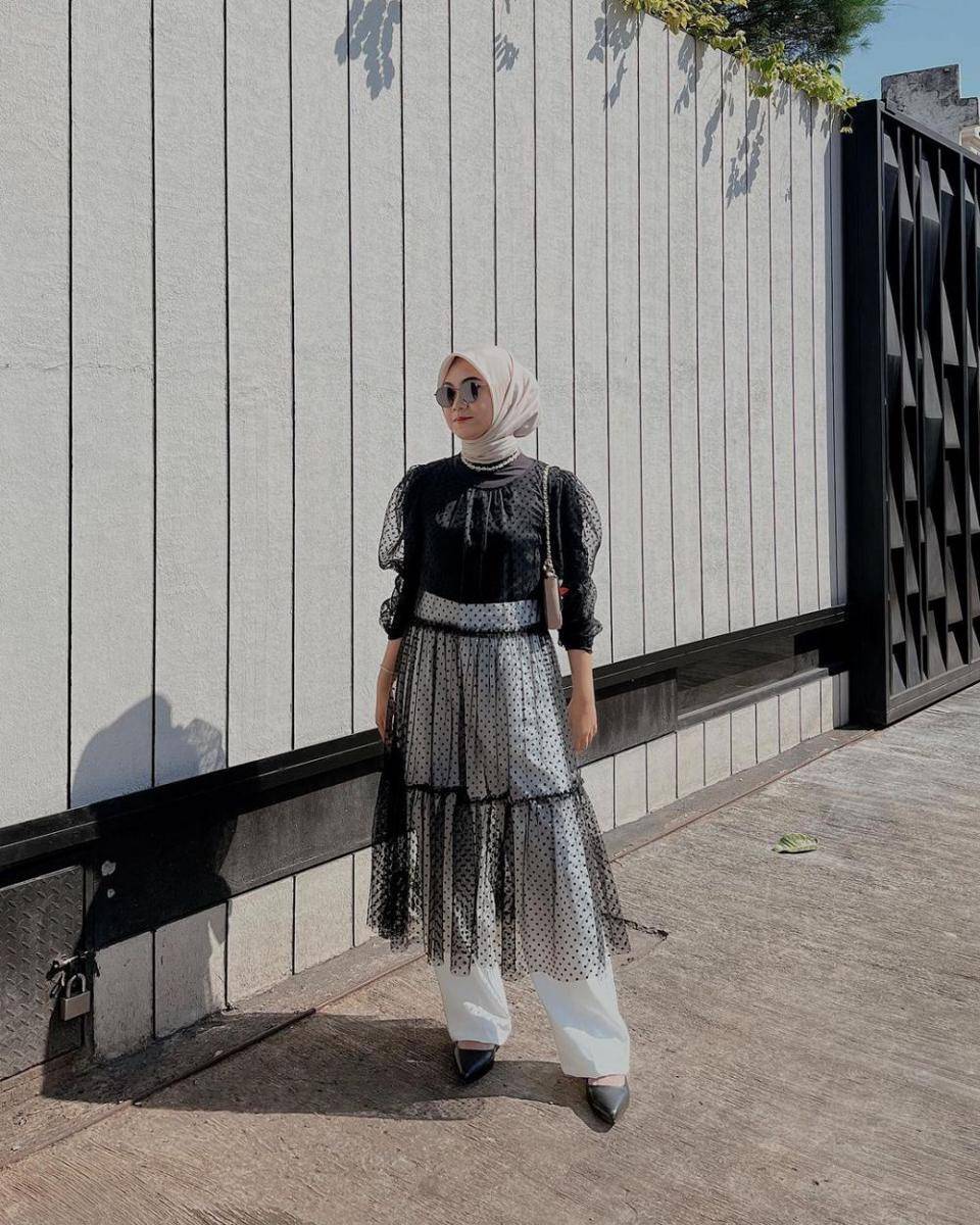 outfit kondangan dengan celana kulot yang mudah disontek (instagram.com/sherlyrumamby)