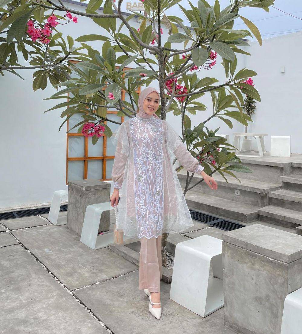 outfit kondangan dengan celana kulot yang mudah disontek (instagram.com/vinamaulina)