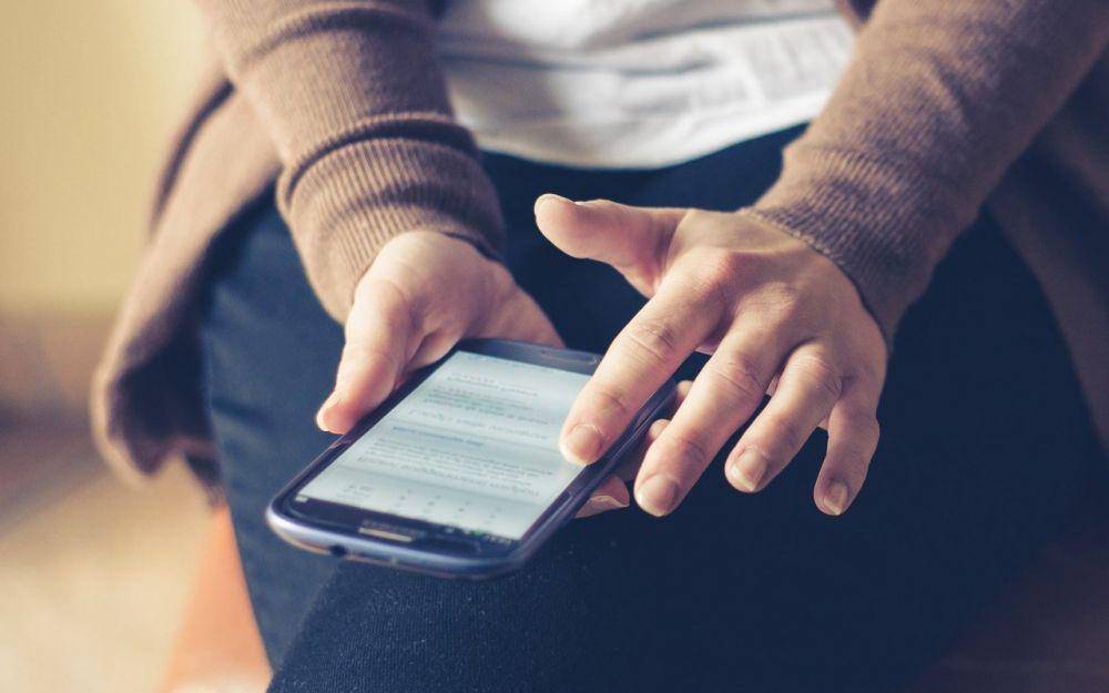ilustrasi orang menggunakan media sosial (pexels.com/Pixabay)