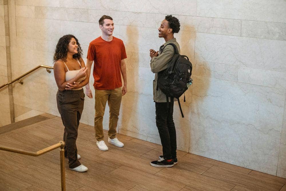 ilustrasi bertemu teman (pexels.com/William Fortunato)