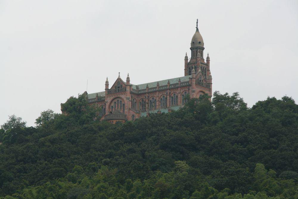 potret Basilika Sheshan, Shanghai yang terletak di atas bukit (commons.wikimedia.org/Lobia)