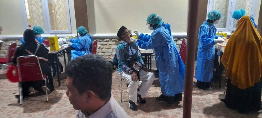 Tes swab antigen bagi jemaah haji yang kembali dari Tanah Suci. (Dok. Kemenag Sulsel)