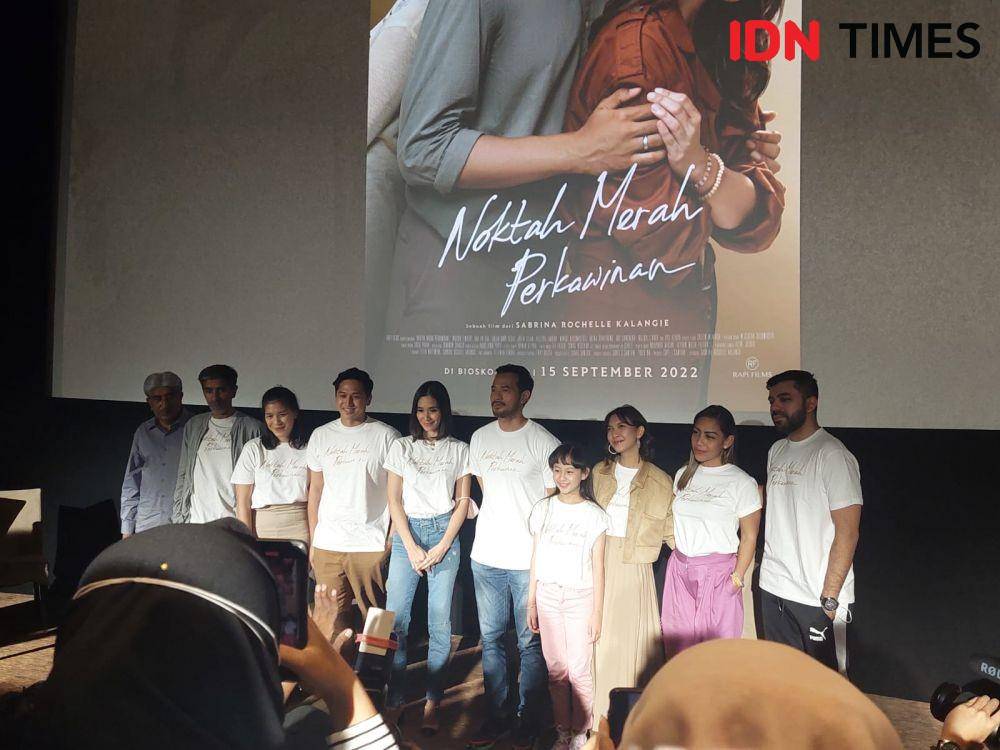 Pemain Film Noktah Merah Perkawinan pada peluncuran poster dan trailer pada Kamis (28/7/2022) (IDN Times/Erfah Nanda)