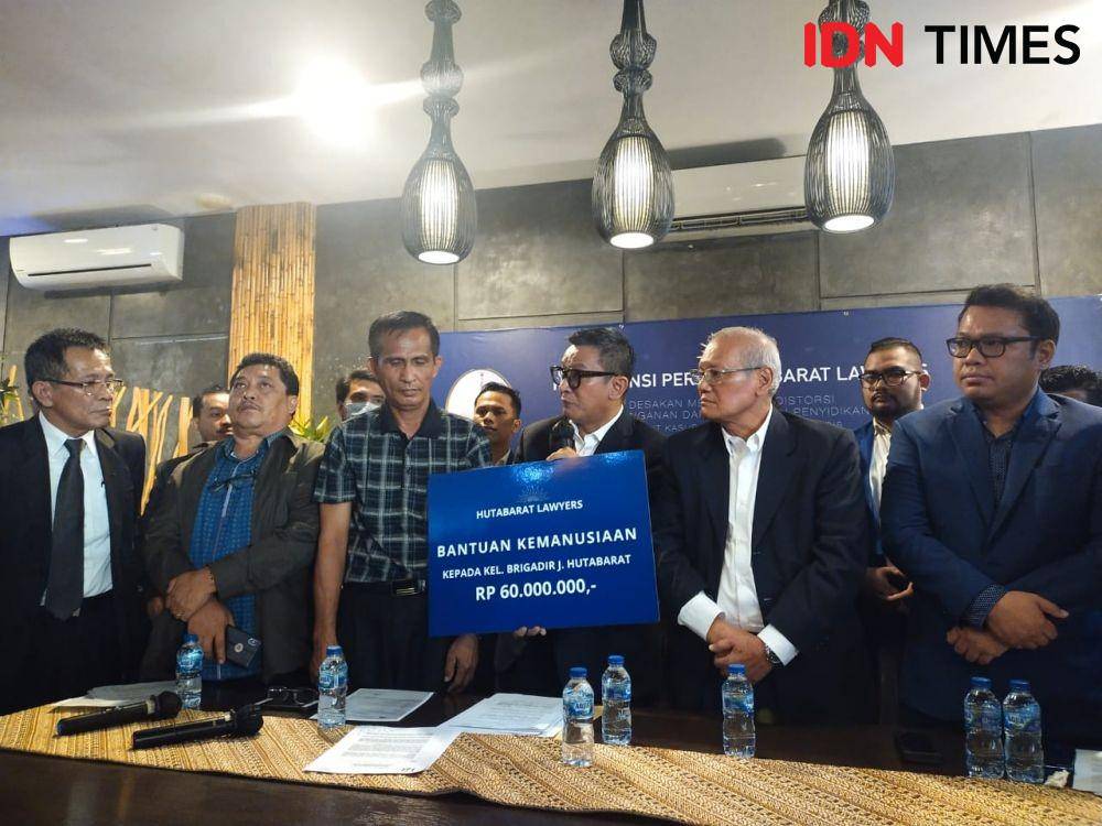 Hutabarat Lawyers beri bantuan kemanusiaan untuk keluarga Brigadir J Rp60 juta (IDN Times/Ilman Nafi'an)