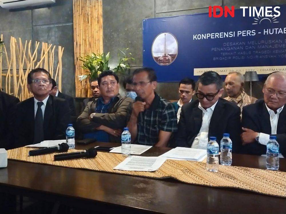 Hutabarat Lawyers beri bantuan kemanusiaan untuk keluarga Brigadir J Rp60 juta (IDN Times/Ilman Nafi'an)
