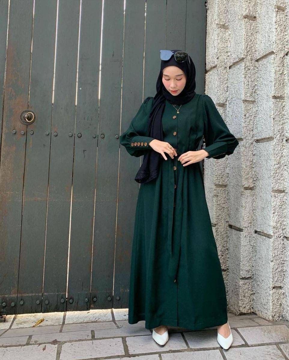 inspirasi outfit warna emerald green untuk hijabers (instagram.com/nasariastri)