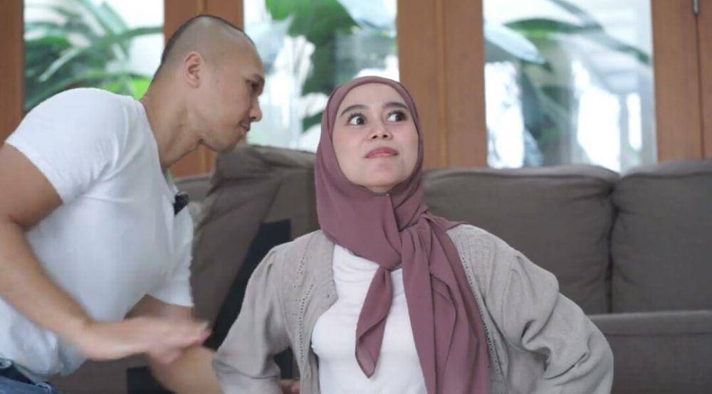 potret Lesty dipijat keretek Bima Aryo (youtube.com/BEEMZ ARYO)