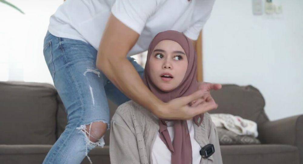 potret Lesty dipijat keretek Bima Aryo (youtube.com/BEEMZ ARYO)